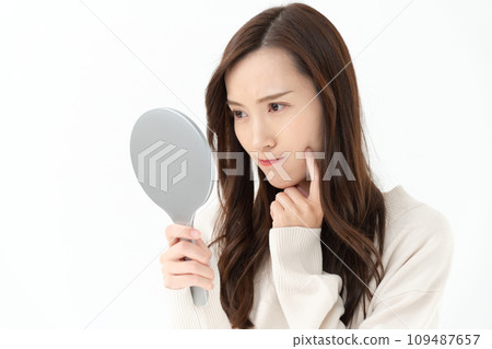 女性檢查你的皮膚 女性檢查你的皮膚 109487657