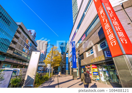 日本橫濱城市景觀 — 神岡站前排列的銀行 109488121