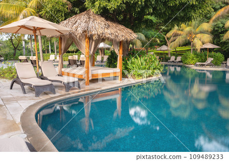 Luxury outside pool 109489233