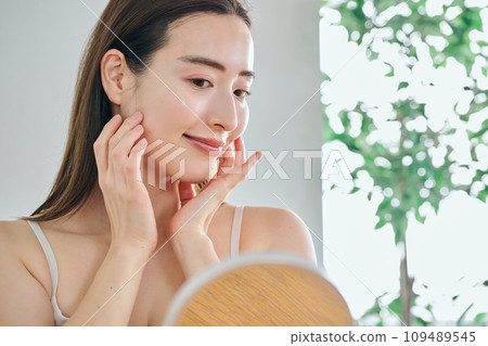 30多歲的女人透過按摩臉部來護理皮膚 109489545