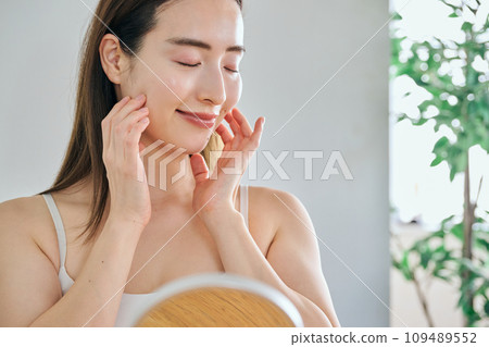 30多歲的女人透過按摩臉部來護理皮膚 109489552