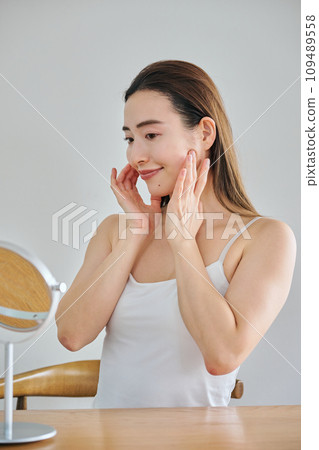 30多歲的女人透過按摩臉部來護理皮膚 109489558