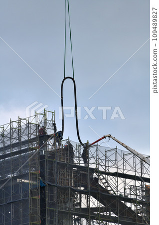Construction site Concrete pouring work Hanging hoses with a crane for high-altitude work 109489827