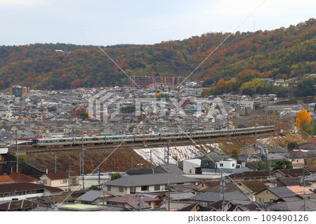 Tokaido Main Line 223 series new rapid train seen from the hill of Yamashina Canal in autumn Tokaido Main Line 223 series new rapid train seen from the hill of Yamashina Canal in autumn 109490126