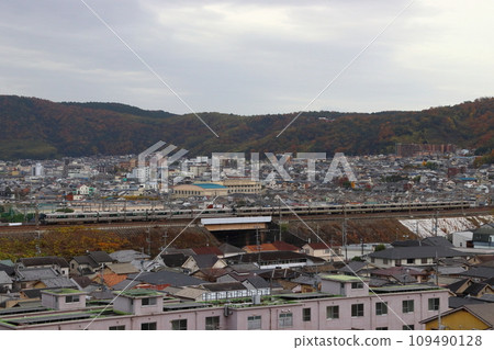 秋天從山科運河山上看到的東海道幹線223系列新快速列車 109490128