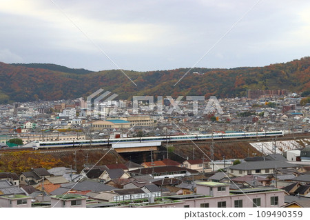 秋天從山科運河的山上看到的特快雷鳥 秋天從山科運河的山上看到的特快雷鳥 109490359