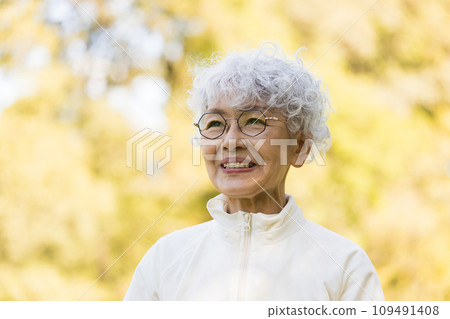 A smiling woman in her 60s who looks good with gray hair 109491408