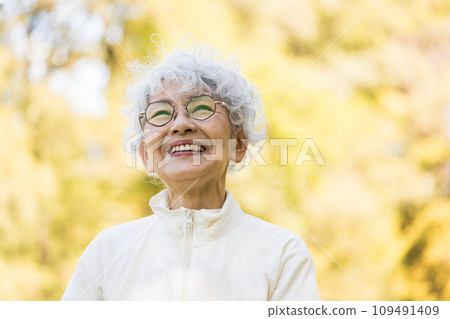 A smiling woman in her 60s who looks good with gray hair 109491409