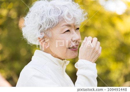 一個表情困擾的女人，頭髮灰白好看 109491448
