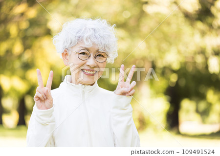 60多歲的女人，頭髮花白，笑容很好 109491524