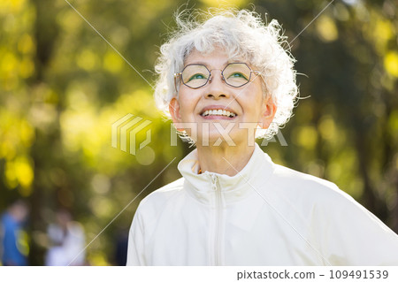 60多歲的女人,頭髮花白,笑容很好 60多歲的女人,頭髮花白,笑容很好 109491539