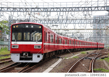 1500 type train waiting to leave the Keikyu Line Shinmachi inspection area 109491661