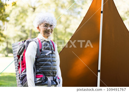 一位 60 多歲的婦女喜歡露營 109491767