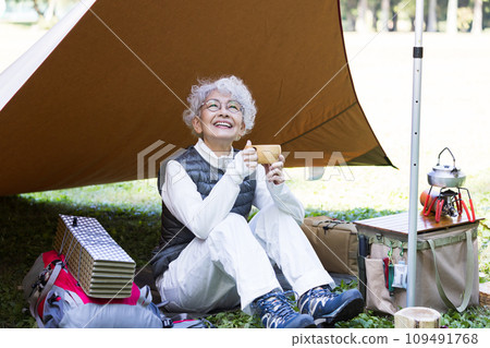 A woman in her 60s enjoying camping 109491768