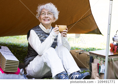 A woman in her 60s enjoying camping 109491771