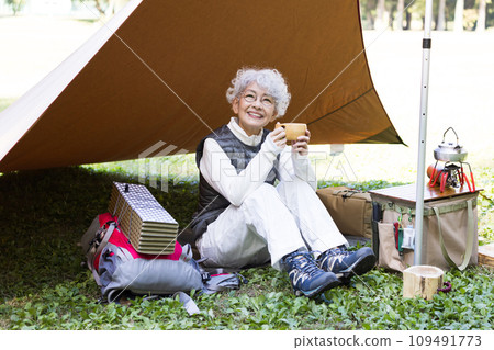 A woman in her 60s enjoying camping 109491773