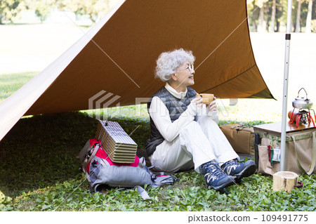 一位 60 多歲的婦女喜歡露營 109491775