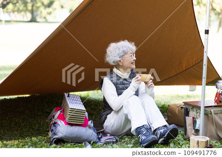 A woman in her 60s enjoying camping 109491776