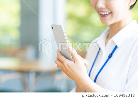 A new employee operates a smartphone. 109492318