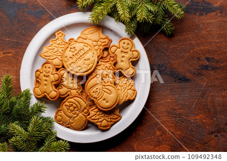 Diverse Christmas gingerbread cookies, festive sweetness Diverse Christmas gingerbread cookies, festive sweetness 109492348