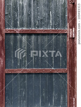 Burnt cedar gate 109493313