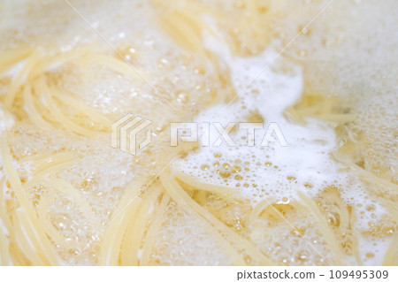 Image of boiling spaghetti photo material 109495309