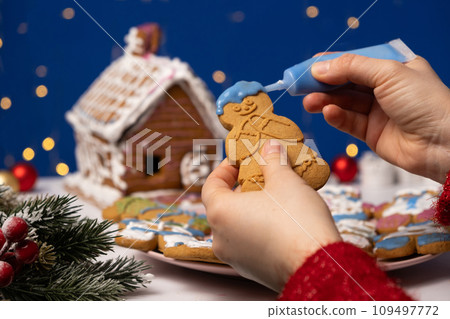 Decorating Christmas gingerbread with sugar multicolored icing. Decorating Christmas gingerbread with sugar multicolored icing. 109497772