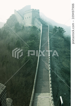 The Great Wall of China in Serene Landscape 109497986