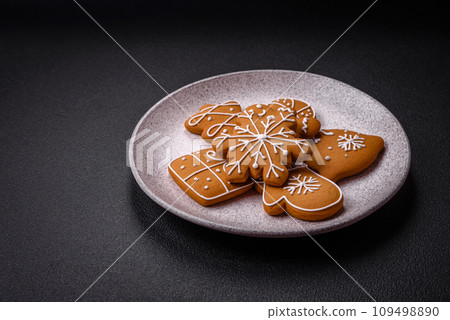 Delicious gingerbread cookies with honey, ginger and cinnamon 109498890