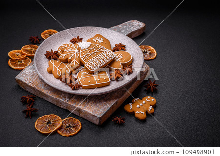 Delicious gingerbread cookies with honey, ginger and cinnamon 109498901