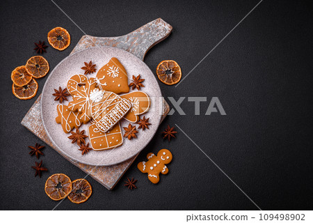 Delicious gingerbread cookies with honey, ginger and cinnamon 109498902