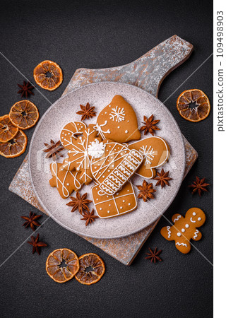 Delicious gingerbread cookies with honey, ginger and cinnamon 109498903