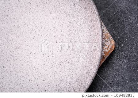 Empty round ceramic plate as an item of kitchen utensils 109498933