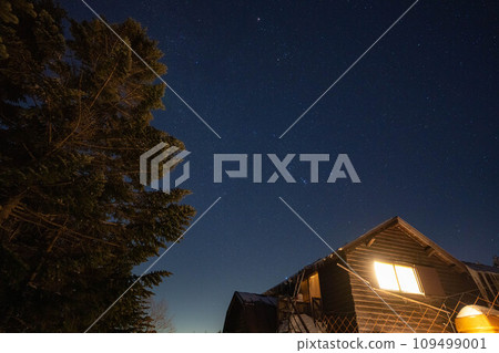 [Starry sky material] Starry sky at Mt. Kitayokodake in midwinter [Nagano Prefecture] 109499001
