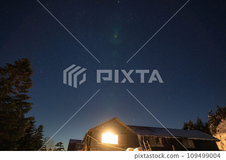 [Starry sky material] Starry sky at Mt. Kitayokodake in midwinter [Nagano Prefecture] 109499004