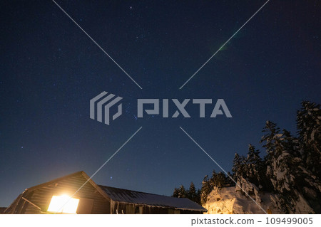 [星空素材] 隆冬北小岳的星空[長野縣] 109499005
