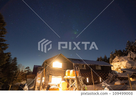 [Starry sky material] Starry sky at Mt. Kitayokodake in midwinter [Nagano Prefecture] 109499008