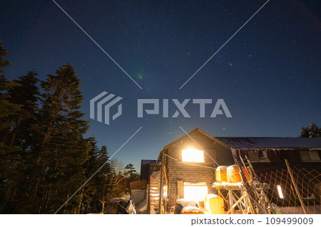 [Starry sky material] Starry sky at Mt. Kitayokodake in midwinter [Nagano Prefecture] 109499009