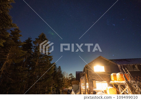 [Starry sky material] Starry sky at Mt. Kitayokodake in midwinter [Nagano Prefecture] 109499010
