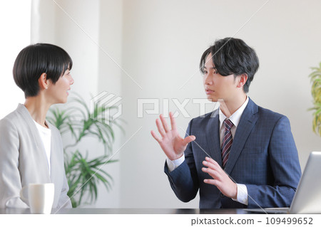 1634_回饋_女下屬聆聽上級向下屬轉達工作進度要求 109499652