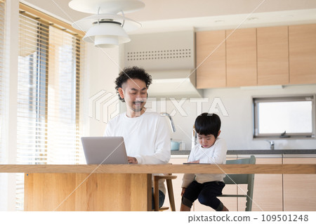 與您的孩子一起遠距工作或使用電腦 109501248