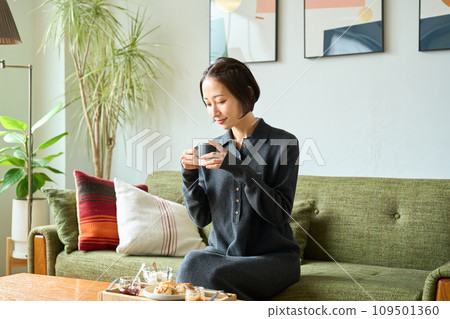 放鬆在沙發的婦女 109501360