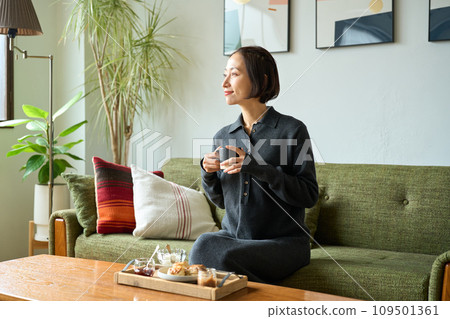 放鬆在沙發的婦女 放鬆在沙發的婦女 109501361