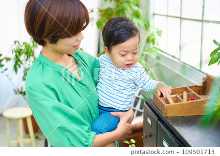 父母在室內放鬆 109501713