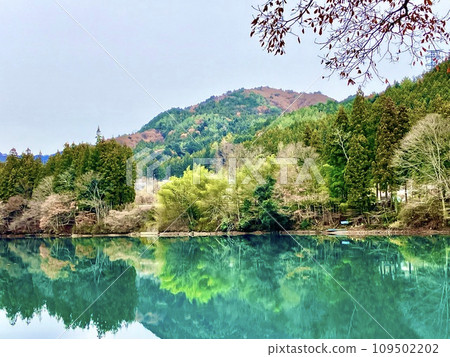 藍色的風景倒映在水面上 109502202