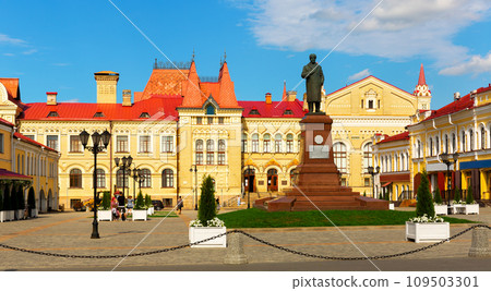 Red Square in Rybinsk with view of Art Museum and monument to Lenin 109503301
