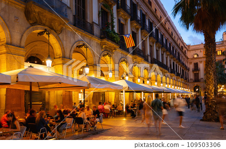 Illuminated central square Placa Reial in Barcelona crowded with people 109503306
