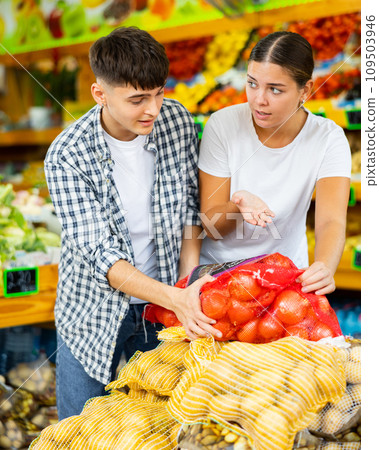 Young married couple chooses packaged potatoes Young married couple chooses packaged potatoes 109503946