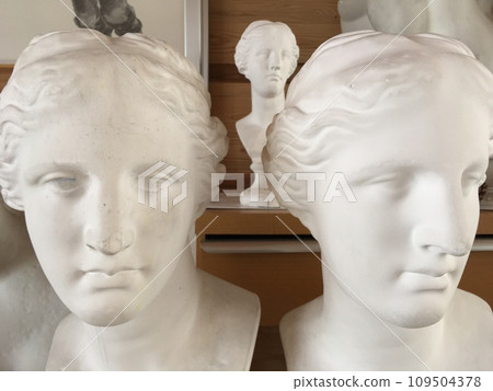 Plaster figure 109504378
