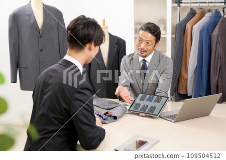 適合銷售人員使用平板電腦解釋產品 109504512